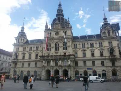 La piazza � sovrastata dal Rathaus, l'imponente Municipio